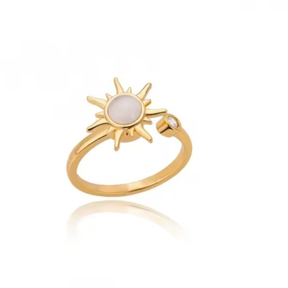 Gold Sun Spinner Ring – Rotating Celestial Design with White Stone & Crystal - Picture 5 of 7